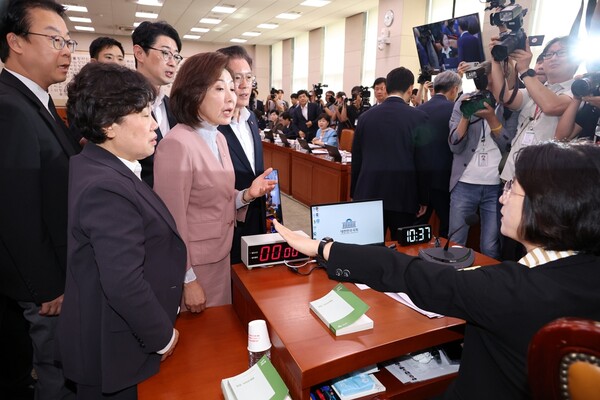 22일 국회 법제사법위원회에서 열린 검찰개혁 입법청문회에 막무가내 회의 진행 방해에 나선 국민의힘 위원들의 모습.(사진=연합뉴스)