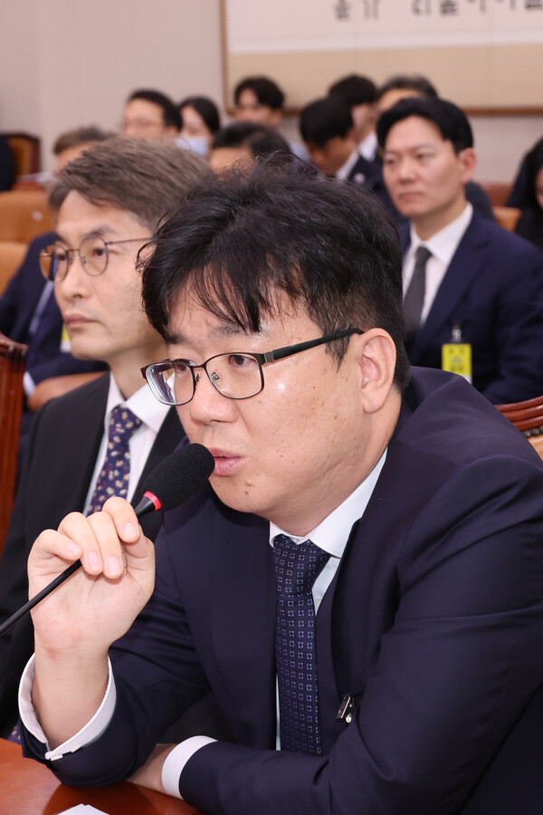 22일 국회 법제사법위원회에 건진법사 관봉권 띠지 분실 사건 관련 증인으로 출석한 최재현 서울남부지검 검사.(사진=연합뉴스)