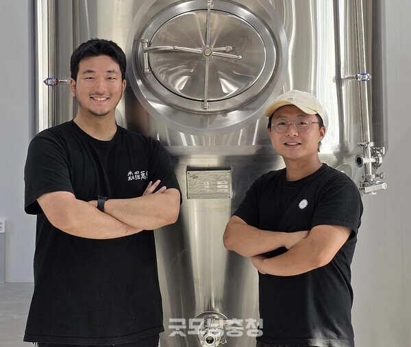 충북 청주시에 수제맥주 양조장 홀리데이브루잉컴퍼니를 오픈한 김휘중 브루어와 김명윤 오너브루어. 사진=김명윤/굿모닝충청 김종혁 기자