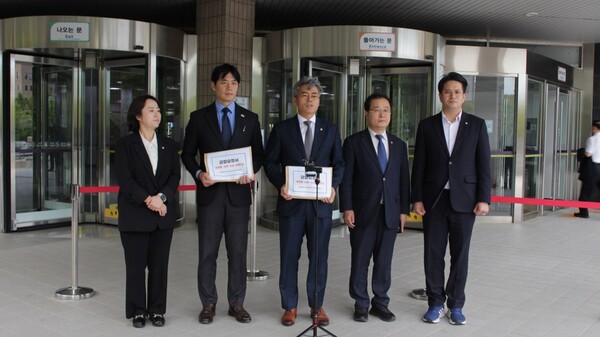 23일 오전 법무부에 대장동 사건 2기 수사팀 감찰 요청을 한 더불어민주당 정치검찰 조작기소대응특위 위원들의 모습. 우측부터 전용기 의원, 이건태 의원, 김기표 의원, 한준호 의원 등이다.(사진=한준호 페이스북 갈무리)