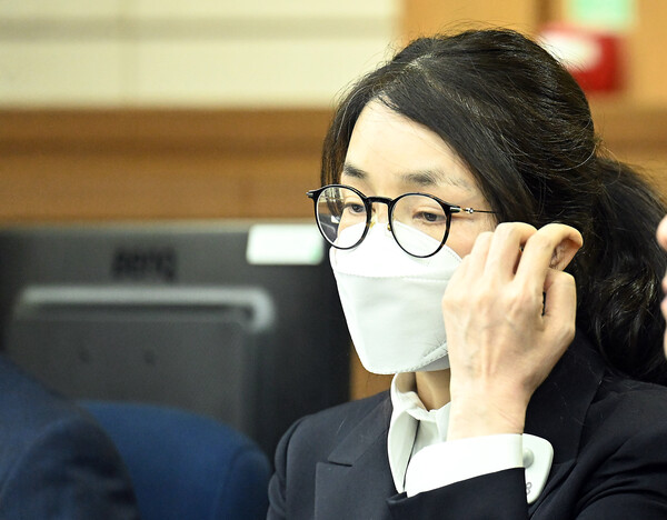 24일 오후 2시 10분 서울중앙지법 형사합의27부(부장판사 우인성) 심리로 열린 자본시장법 위반 등 혐의 첫 공판에 출석한 윤석열 전 대통령의 배우자 김건희 씨.(사진=연합뉴스)