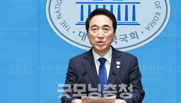 더불어민주당 박수현 국회의원(충남공주·부여·청양)은 25일 “내년 1월 6일이면 구속기간 만료료 윤석열 전 대통령이 풀려날 가능성이 매우 현실화되고 있다”며 “민주당은 이런 불안감을 갖고 있다”고 말했다. (의원실 제공 자료사진/ 굿모닝충청=김갑수 기자)