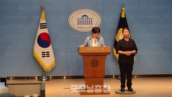 25일 오후 1시 40분, 조희대 대법원장-한덕수 전 국무총리 간 회동 의혹 제기에 대해 '가짜뉴스'로 매도한 국민의힘 의원들과 조선일보 등 보수 언론사에 대해 법적 조치 결정 기자회견을 연 더불어민주당 서영교 의원.(사진=굿모닝충청 조하준 기자)