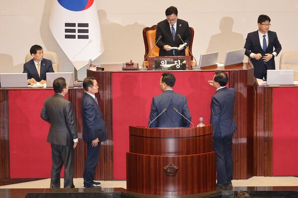 25일 열린 국회 본회의에서 패스트트랙 지정 법안을 놓고 언쟁을 벌이고 있는 여야 원내대표의 모습.(사진=연합뉴스)