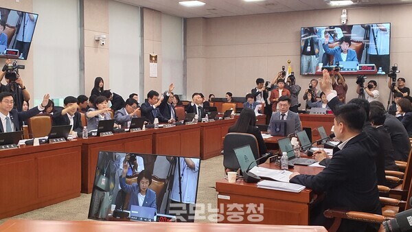 24일 국회 법제사법위원회 전체회의에서 정부조직법 개정안에 대한 거수표결을 하고 있는 모습.(사진=굿모닝충청 조하준 기자)