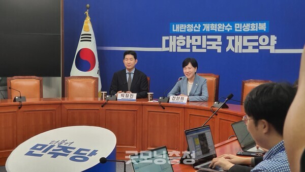 28일 오전 11시 서울 여의도 국회 더불어민주당 대표회의실에서 기자간담회를 열고 있는 전현희 수석최고위원의 모습.(사진=굿모닝충청 조하준 기자)