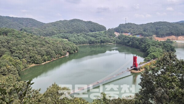 천장호는 본래 농경지 관개를 위해 축조된 1200㏊ 규모의 인공호수다. 7년에 걸친 공사 끝에 1979년 완공된 뒤 ‘청양 10경’ 가운데 하나로 자리매김했다. (사진=굿모닝충청 신성재 기자)