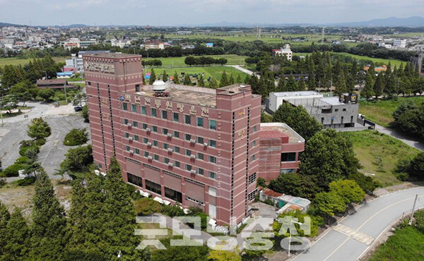 다음으로 김 지사는 덕산온천 관광호텔(원탕) 매입과 관련해선 “(업체와) 협의하는 과정이 지연되고 있다”며 “10월, 늦어도 11월까지는 협의를 마치고 MOU를 체결할 예정”이라고 말했다. (자료사진=예산군 제공/굿모닝충청=이종현 기자)