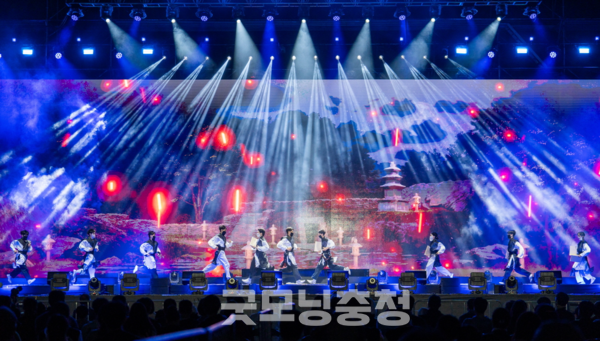 공산성 성안마을에서는 동탁은잔 문양의 홀로그램을 연출하여 화려한 미디어 공간을 조성하며, 다양한 백제시대 조형물과 미디어아트가 환상적인 야경을 연출한다. 공연 무대 모습. (사진: 공주시 제공)