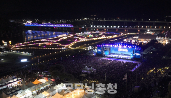 낮에는 공연과 퍼레이드, 전시가 이어지고 밤에는 미디어아트와 경관조명이 어우러진 별빛 정원과 야간 콘텐츠는 축제의 또 다른 매력을 전한다. 맛있는 밤으로 유명한 공주에서 아름다운 밤의 향연을 즐길 수 있는 것이다. (사진: 공주시 제공)