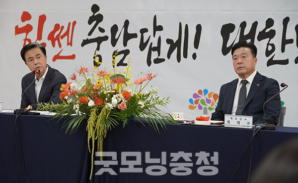 시·군 방문의 일환으로 29일 오전 예산군을 찾은 김태흠 충남지사가 최재구 군수를 한껏 띄워 눈길을 끌고 있다. (사진=굿모닝충청 이종현 기자)