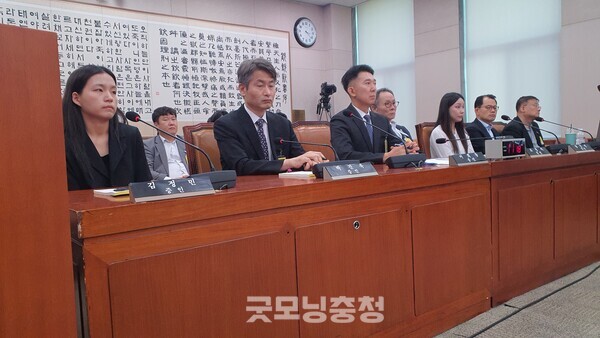 5일 국회 법사위 제1소위에서 열린 검찰개혁 입법 청문회 자리에 건진법사 관봉권 띠지 분실 사건 관련 증인으로 출석한 4인방의 모습. 좌측부터 김정민 서울남부지검 수사관, 박건욱 당시 서울남부지검 부장검사, 이희동 당시 서울남부지검 차장검사, 남경민 서울남부지검 수사관이다.(사진=굿모닝충청 조하준 기자)
