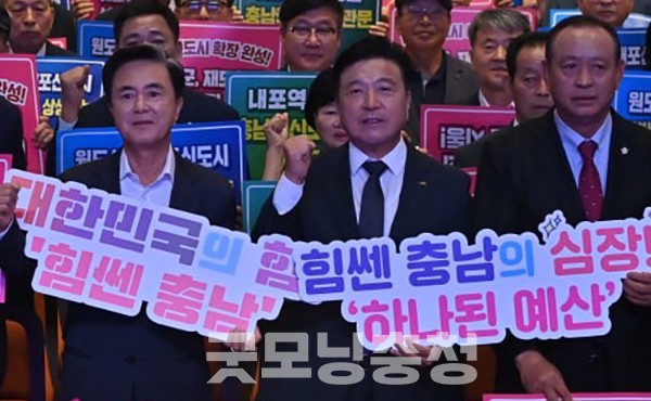 최재구 예산군수가 김태흠 충남지사를 치켜세우며 지역 현안 해결을 위해 나서줄 것을 촉구했다. (사진=충남도 제공/굿모닝충청=이종현 기자)