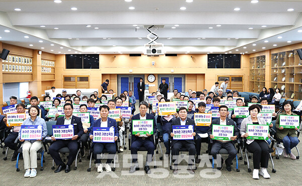 이날 오후에는 군청 대회의실에서 19개 농업인 단체 회장 및 임원진 등 80여 명이 참석한 가운데 설명회 및 결의대회도 가졌다. (사진=청양군 제공/굿모닝충청=이종현 기자)