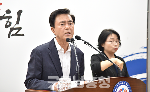김태흠 충남지사가 정부의 농어촌 기본소득 시범사업 공모와 관련 도비 지원 불가 입장을 분명했다. 다만 공모 선정 시 “협의하겠다”는 단서를 달았다. (사진=굿모닝충청 이종현 기자)