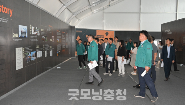 충남 공주시는 백제역사유적지구 유네스코 세계유산 등재 10주년 기념 특별전 ‘백제 인사이트’를 백제문화제 기간 행사장에서 운영한다고 1일 밝혔다. 지난달 30일 최원철 시장이 현장 점검에 나선 모습.(사진: 공주시 제공/굿모닝충청=노준희 기자)