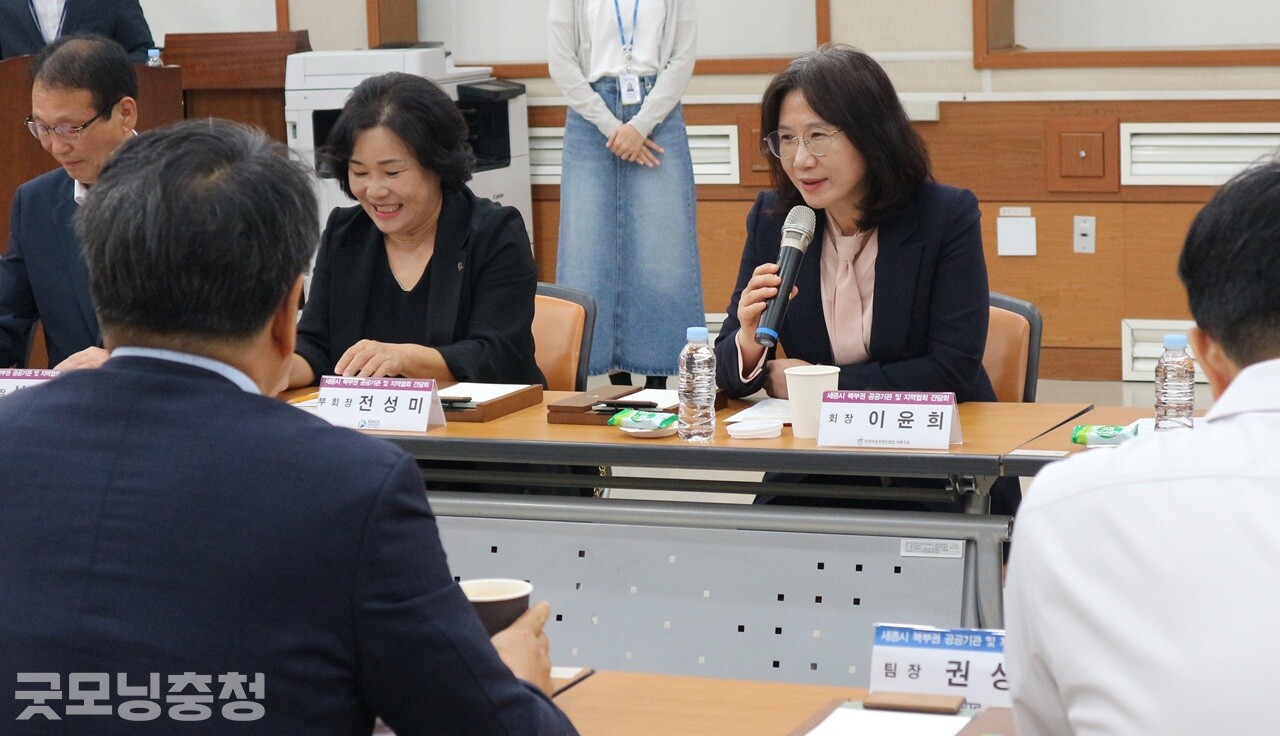 이윤희 한국여성경제인협회 세종지회장이 간담회에서 '지역업체 요건' 정립 등에 대한 의견을 제시하고 있다.(굿모닝충청 세종=신상두 기자)
