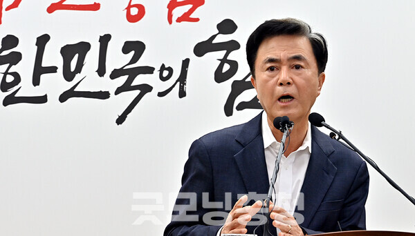 1일 오전 충남도청 프레스센터에서 농어촌 기본소득 관련 기자회견을 가진 김태흠 지사가 ‘민생회복 소비쿠폰(소비쿠폰)’을 받지 않은 사실을 깜짝 공개해 눈길을 끌고 있다. (충남도 제공/ 굿모닝충청=김갑수 기자)