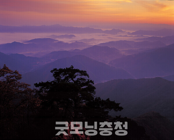 월악산(月岳山·1097m)은 제천·충주·단양과 문경에 걸친 산으로, 주봉 영봉이 하늘 높이 솟아 달빛을 건다 하여 이름 붙었다. (사진=제천시 홈페이지/굿모닝충청 신성재 기자)