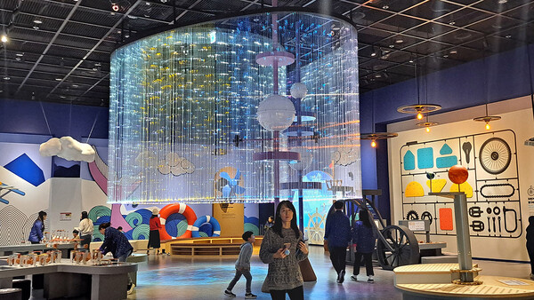 이응다리로 불리는 금강보행교는 작년 10월 문화체육관광부가 실시한 ‘지역문화매력 100선’에 선정된 곳으로 아름다운 야경으로 주목받는 장소다. (굿모닝충청=박수빈 기자)추석과 한글날을 맞아 특별한 체험 기회가 마련됐다. 10월 7~8일 양일간 가족 단위 방문객을 위한 '달토끼와 추석' 교육이 진행된다. (굿모닝충청DB)