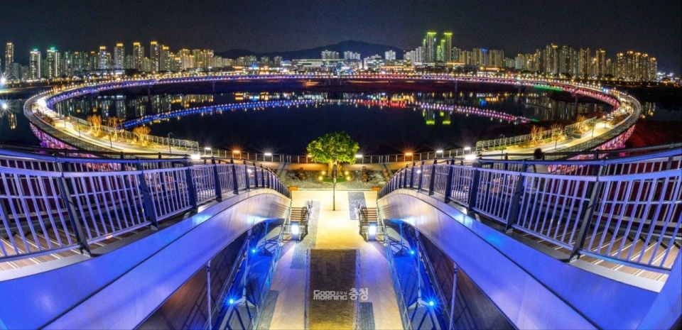 이응다리로 불리는 금강보행교는 작년 10월 문화체육관광부가 실시한 ‘지역문화매력 100선’에 선정된 곳으로 아름금강의 남쪽 수변공원과 북쪽 중앙녹지를 연결하는 금강보행교는 원형 구조로 설계돼 '이응다리'라는 별칭을 갖고 있다. (굿모닝충청DB)