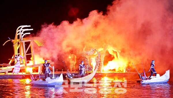 야간에는 탄금호 수변 위에서 불꽃극 ‘호수 위 우주’가 펼쳐진다. (사진=충주시 제공/굿모닝충청=이종현 기자)