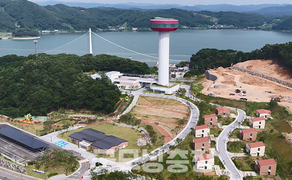 반짝이는 호수 위로 뻗은 길이 402m의 출렁다리와 음악분수, 모노레일에 이어 최근에는 체험형 관광시설인 어드벤처와 높이 70m의 전망대까지 개장했다. (사진=충남도 제공/굿모닝충청=이종현 기자)