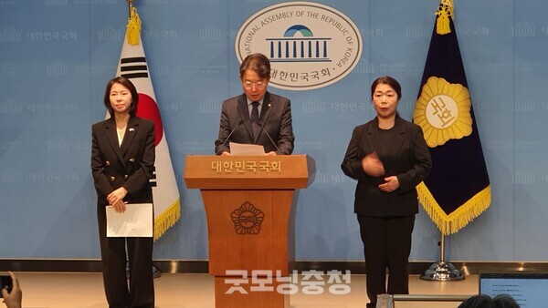 2일 오후 1시 30분 국회 소통관에서 기자회견을 열고 김경 서울시의원의 종교단체 동원 의혹에 대한 조사 결과를 발표하고 있는 민주당 최기상 서울시당 수석부위원장, 김한나 서울시당 윤리심판위원의 모습.(사진=굿모닝충청 조하준 기자)