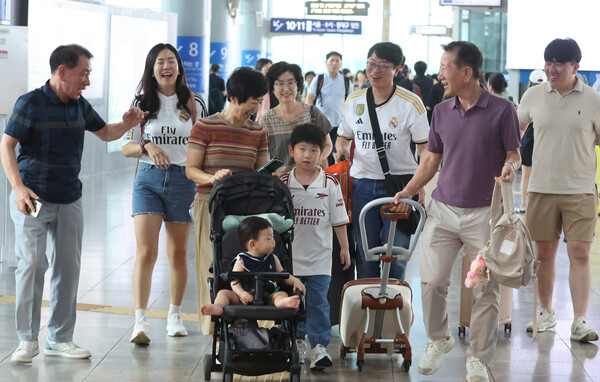 추석 연휴를 하루 앞둔 2일 오후 부산 동구 부산역에서 마중 나온 어르신들이 아들 부부와 손주를 반기며 함박웃음을 짓고 있다.(사진=연합뉴스)
