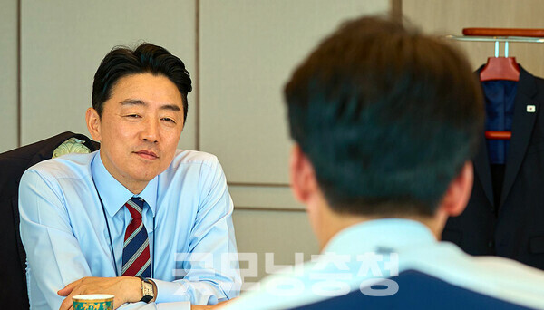 강훈식 대통령 비서실장은 2일, 내년 지방선거 출마 여부와 관련 "사실 요즘 그런 (질문을 하는) 분들이 많아져서 약간 당황스럽다"며 "제가 대통령실 비서실장을 할 때는 그런 고민으로 시작한 적은 없다"고 말했다. (자료사진: 대통령실 홈페이지/ 굿모닝충청=김갑수 기자)