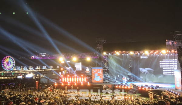   1500년 전 백제의 역사와 문화를 현대적 콘텐츠로 접목해 더욱 흥미롭게 펼치는 ‘제71회 백제문화제’가 백제의 왕도 충남 공주시에서 화려하게 막을 올렸다. (사진: 공주시 제공/굿모닝충청=노준희 기자)