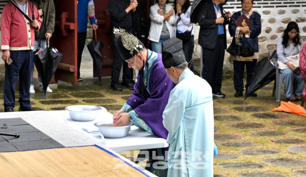 시는 개막식에 앞서 이날 오전 정지산 천제단에서 백제의 영혼을 불러일으키는 혼불 채화를 시작으로 웅진백제 5대 왕 추모제를 봉행하며 제례의 격을 먼저 갖췄다. (사진=공주시 제공)