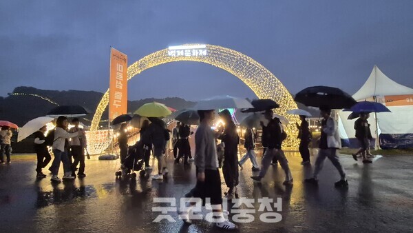 특히 지난 3일 오후 6시 무렵부터 사전공연 등 개막식이 열린 금강신관공원 주무대는 비가 계속 내리는데도 불구하고 발 디딜 틈 없이 수만 인파로 가득 찼다. (사진=노준희 기자)
