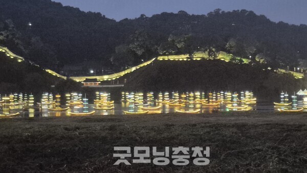 금강 위에는 수백 척의 황포돛배가 아름답고 황홀한 야간경관을 선사한다. (사진=노준희 기자)