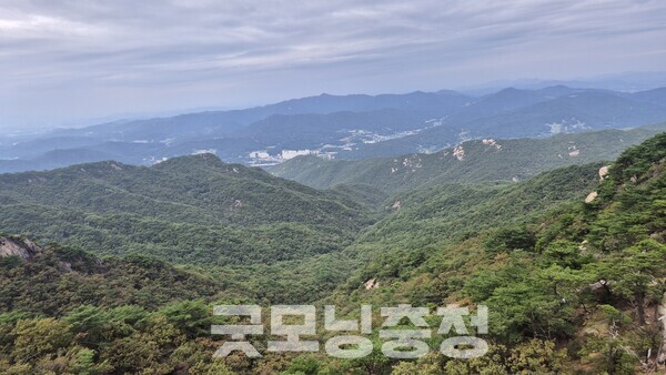추석 연휴 첫날, 홀로 오른 산행이었지만 외롭지 않았다. 빗방울에 젖은 화강암의 색감, 도심을 굽어보는 정상의 조망, 그리고 산 곳곳에 남은 역사와 전설이 길동무가 돼 주었다. 도봉산은 오늘도 서울을 지키는 산, 시민을 품는 산으로 살아 있다. (사진=굿모닝충청 신성재 기자)
