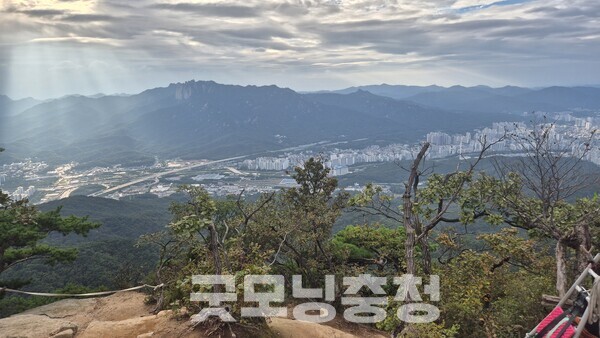 서울 도심과 지하철로 이어진 교통 접근성 덕분에 수락산은 ‘가까운 뒷산’처럼 여겨지지만, 실제로는 암릉과 절벽이 많아 결코 만만치 않다. 내원암 인근의 거대한 암벽 ‘내원암장’은 클라이머들의 성지로 알려졌지만, 때로는 사망사고가 일어나기도 한다. (사진=굿모닝충청 신성재 기자)