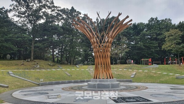 마니산 입구에 펼쳐진 천부인 광장. 뒤의 놀이터는 '단군 놀이터'다.(사진=굿모닝충청 조하준 기자)