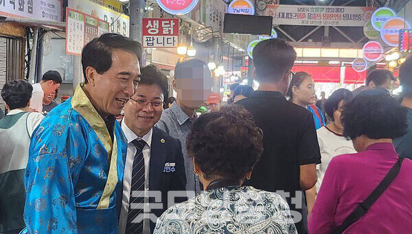 박수현 의원은 “충남도의회 (본회의에) 100% 출석해 정직하게 답변하고 (도의원들을) 존중하고 경청하며 진지하게 토론하는 도지사를 보고 싶다”고 말했다. (페이스북: 박수현 의원이 김민수 충남도의원과 추석 명절을 앞두고 부여지역 전통시장을 찾아 주민들과 인사하고 있다)