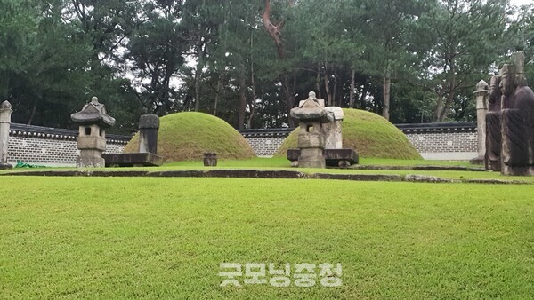 서울특별시 도봉구 방학동에 위치한 연산군 부부의 묘. 그는 폐위된 국왕이기에 묘호와 시호를 받지 못했으며 그의 무덤 역시 '능'이 아닌 일반인들과 같이 '묘'로 불린다. 왼쪽이 연산군의 묘이고 오른쪽이 부인인 거창군부인 신 씨의 묘다.(사진=굿모닝충청 조하준 기자)