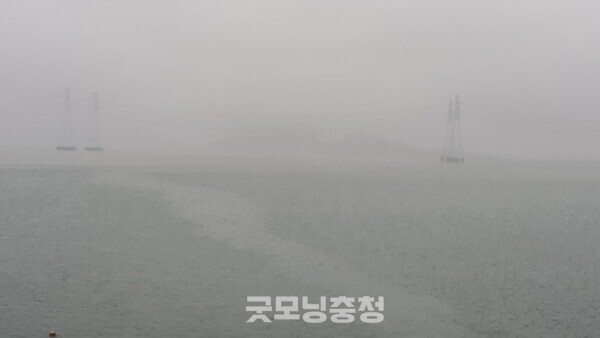 먹구름과 안개에 덮인 시화호의 모습. 섬이 어렴풋하게 보인다.(사진=굿모닝충청 조하준 기자)