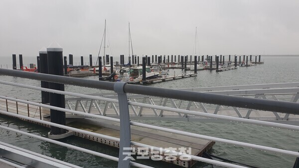 시화호 일대를 운행하는 거북섬 요트 선착장의 모습. 이날은 비가 와서 배가 운행하지 않았다.(사진=굿모닝충청 조하준 기자)