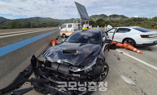  15일 낮 12시 9분께 충남 공주시 유구읍 신영리 대전당진고속도로 당진방향 46K 지점에서 SUV 차량이 정차한 견인차 주위를 덮쳐 3명의 사상자가 발생했다. 