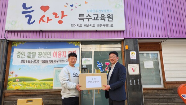 스마트정형외과에서 후원한 구충제를 전달받는 김재만 대표(좌)