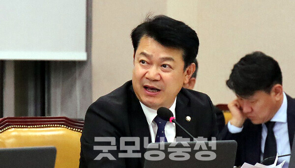 그동안 충남지사 선거 출마에 대해 다소 미온적이거나 신중한 입장을 밝혀 온 더불어민주당 복기왕 국회의원(아산갑)이 최근 심경의 변화가 생기고 있는 것으로 전해져 최종 선택에 관심이 쏠린다. (페이스북 자료사진/ 굿모닝충청=김갑수 기자)