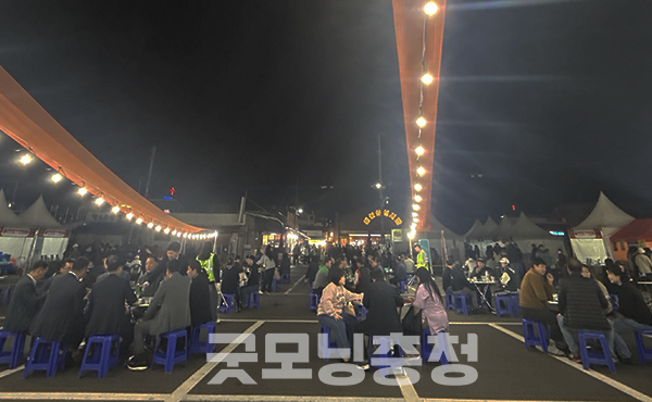 먹거리존은 테이블 20여 개가 조명 아래 놓였을 뿐 다소 썰렁했다. 버스킹 무대나 지역 청년 공연팀의 참여가 있었다면 공간의 생기가 달라졌을 것이다. (사진=굿모닝충청 이종현 기자)