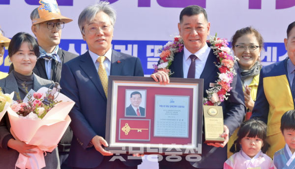 최원철 공주시장이 지난달 31일 논산시민운동장에서 열린 ‘충남 지체장애인의 날’ 기념식에서 ‘2025년 자랑스러운 충남 장애인복지 공로대상’을 수상했다. (사진: 공주시 제공/굿모닝충청=노준희 기자)