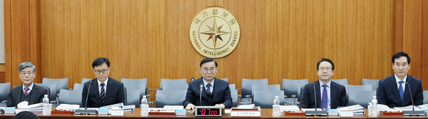 국정원 김희수 기획조정실장(왼쪽부터), 이동수 제1차장, 이종석 원장, 김호홍 제2차장, 김창섭 제3차장이 4일 서울 서초구 내곡동 국가정보원에서 열린 국회 정보위원회 국정원에 대한 국정감사에 출석해 있다.(사진=연합뉴스)
