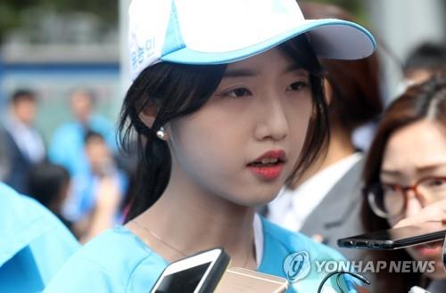 2017년 대선 당시 유승민 후보 지원 선거운동 하는 유담 씨.(사진=연합뉴스)