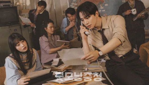 복고 드라마와 영화가 최근 트렌드를 이루고 있다. 공통점은 지난 시절에 대한 향수나 그리움이 배어 있다는 것이다. 무엇보다 사회적으로 자리를 잡기 시작한 사람일수록 더욱 그 시절을 주목한다. (사진: 드라만 '태풍상사', 티빙 홈/굿모닝충청=노준희 기자)