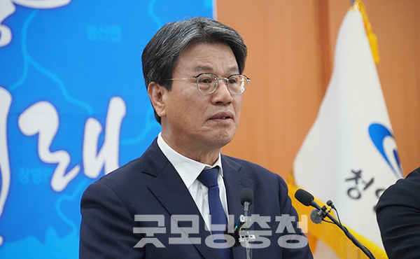 김돈곤 청양군수가 농어촌 기본소득 시범사업 선정 요인으로 세 가지를 꼽으며 군민과 공직자들에게 고마움을 표했다. (사진=굿모닝충청 이종현 기자)